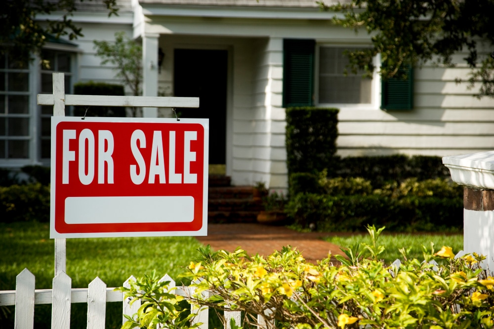 For,Sale,Sign,Outside,A,Family,House For,Sale,Sign,Outside,A,Family,House